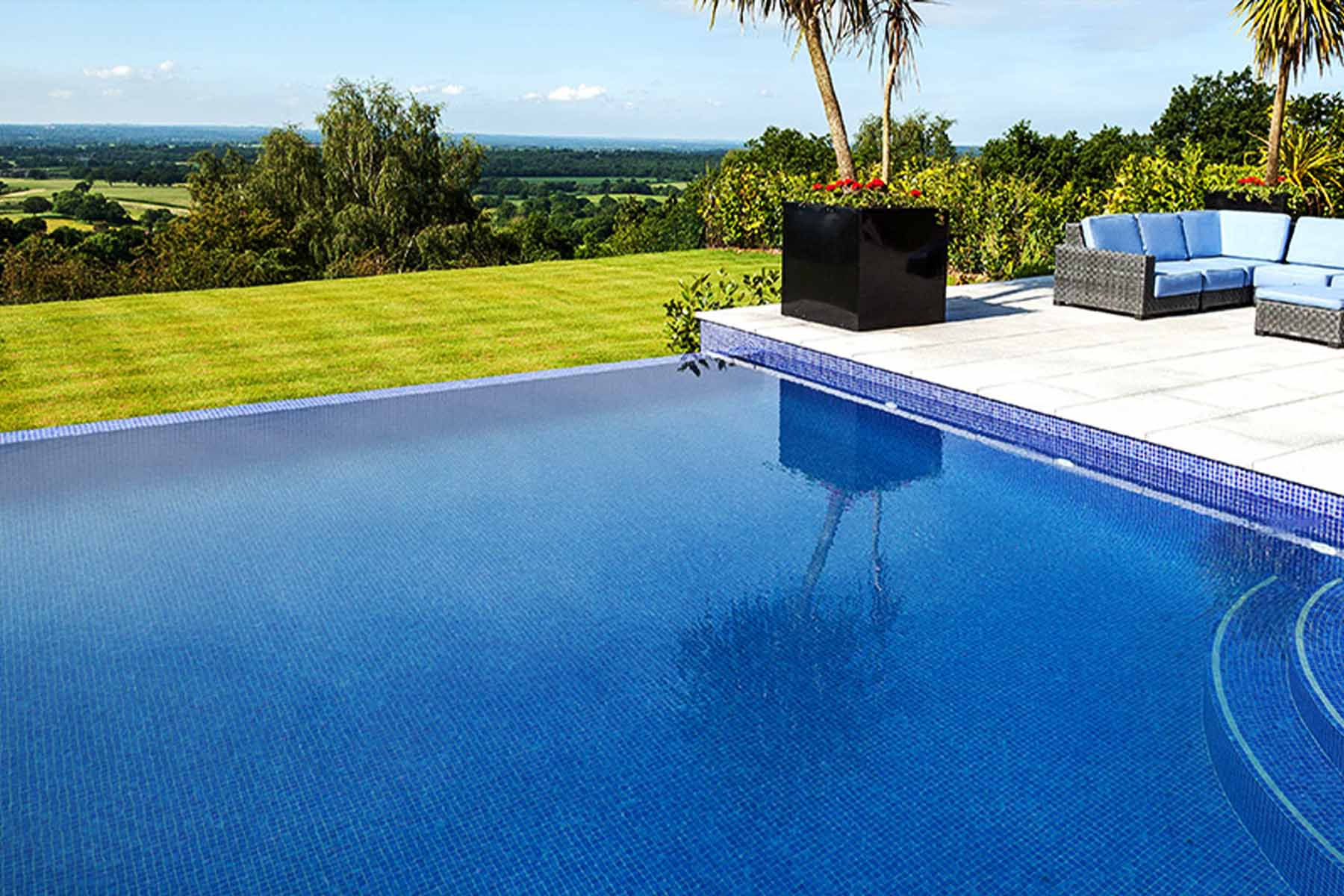 Treveuex - Outdoor Residential Infinity Edge Pool | Aqua Platinum Projects