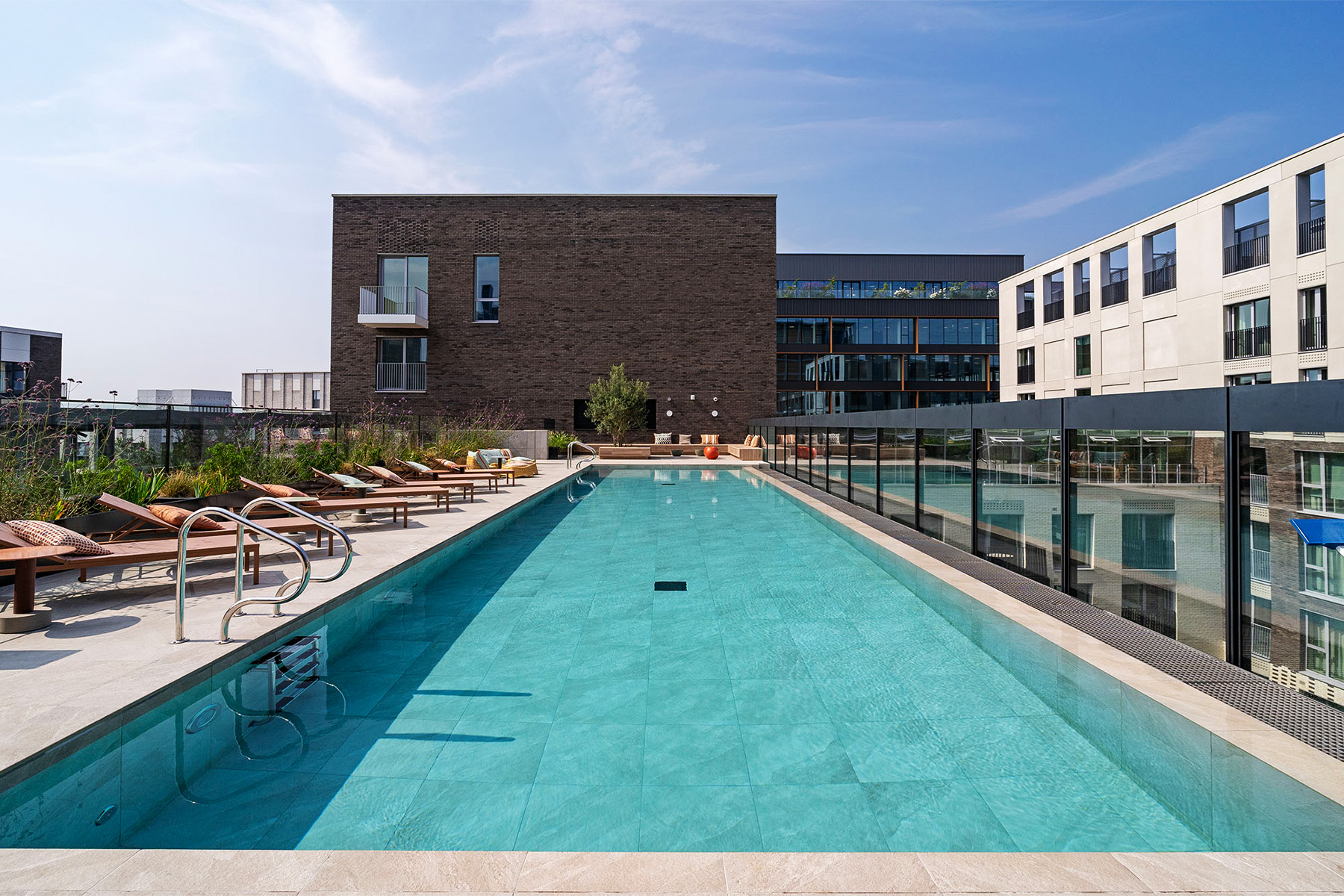 Nine Elms - Commercial Infinity Edge Pool | Aqua Platinum