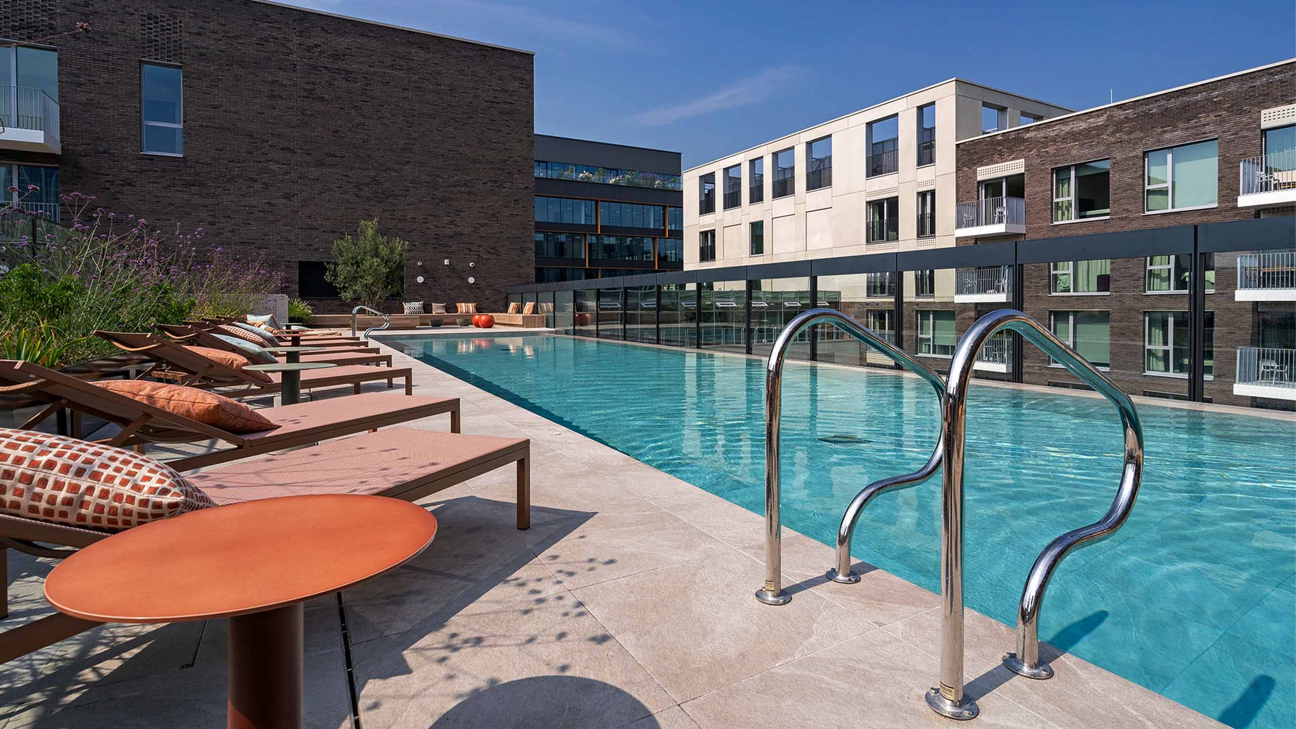 Nine Elms - Commercial Infinity Edge Pool | Aqua Platinum